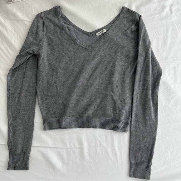 Cropped V-Neck Grey Knit Shirt Size Medium - Picture 1 of 2